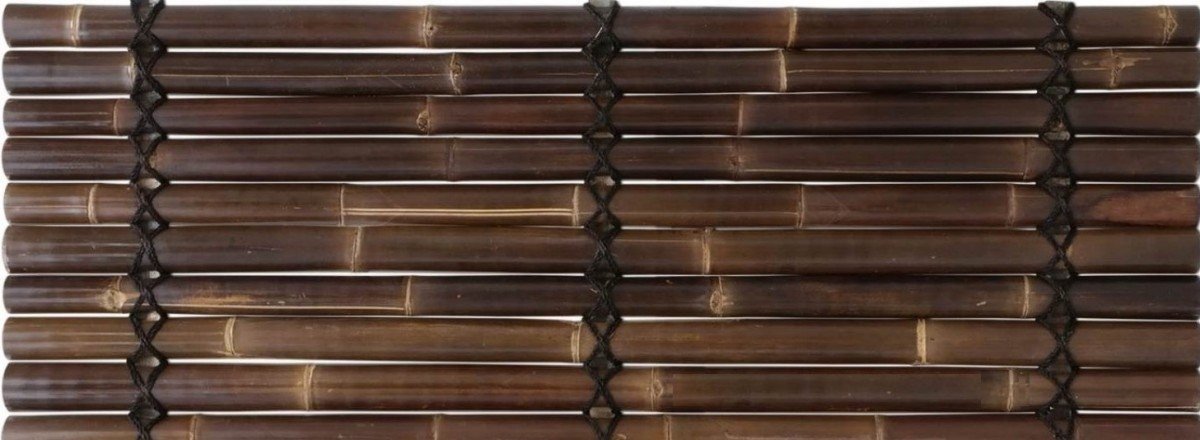 Die Bambus Wandverkleidung besteht aus Bambus Halbschalen und sind rückseitig mit Bambus Querlatten und einem dekorativ schwarzem Palm Seil fest verknotet.