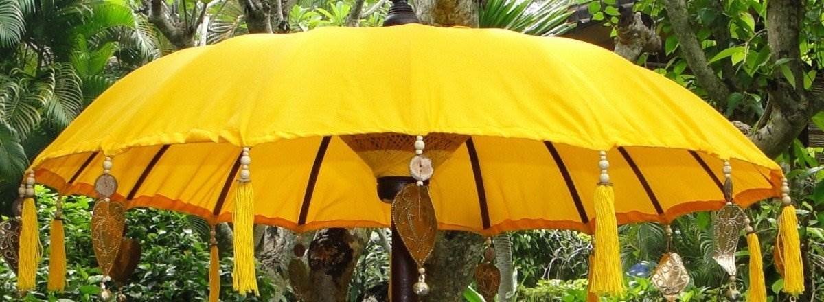 Im balinesischen Dialekt heissen diese Schirme  "Tedung', was wortwörtlich übersetzt "zu bewachen" bedeutet. Die Farbe des Schirms spiegelt in der Regel die Art der Zeremonie wieder, die gerade stattfindet.