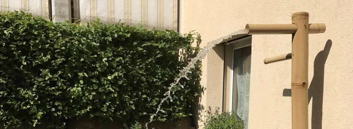 Mit der Bambus Gartendusche für erfrischende Abkühlung an heissen Sommertagen