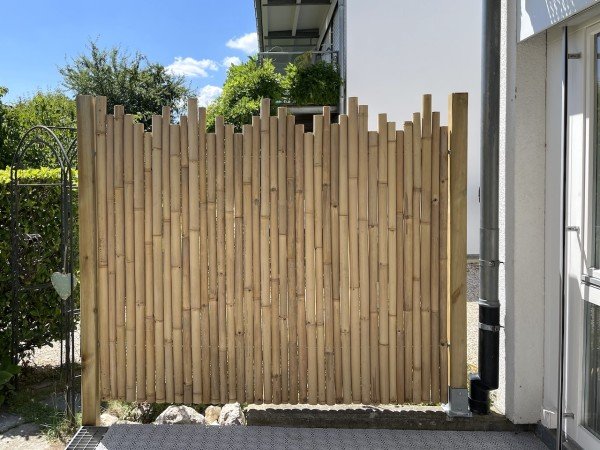 Dieses Bambus Element KOiMU-Freestyle dient als Abgrenzung zur Strasse
