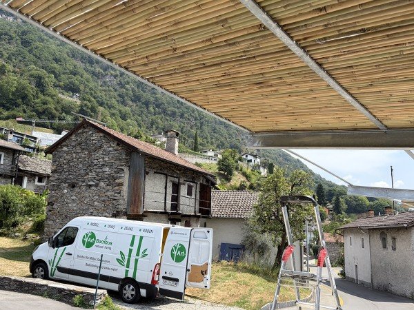 Eigene Montage einer massgefertigten Pergola Bedachung aus Tonkin Bambus durch Art-Bambus®