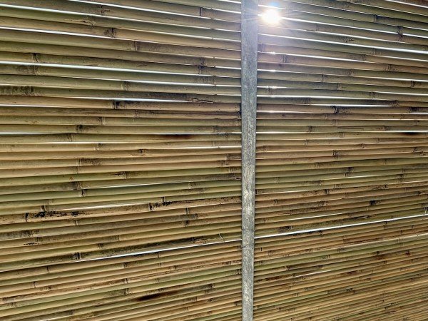 Natürlicher Sonnenschutz durch eine massgefertigte Pergola Bedachung aus Tonkin Bambus