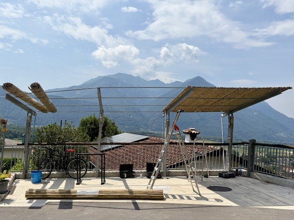 Massgefertigte Pergola Bedachung aus Tonkin Bambus während der Montage in der Schweiz