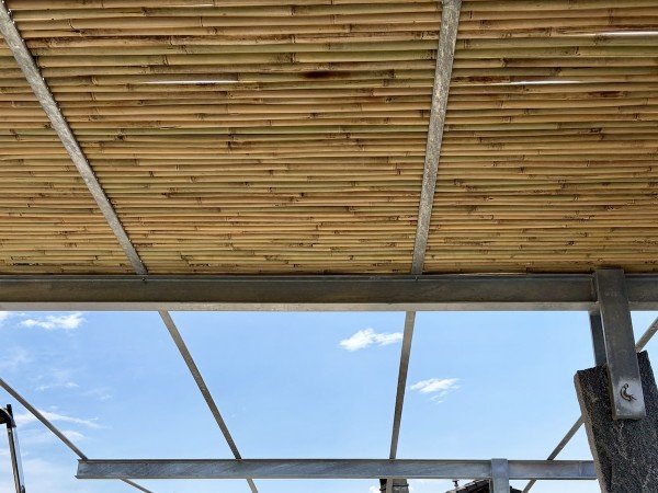 Massgefertigte Tonkin Bambusmatten als langlebige Pergola Bedachung