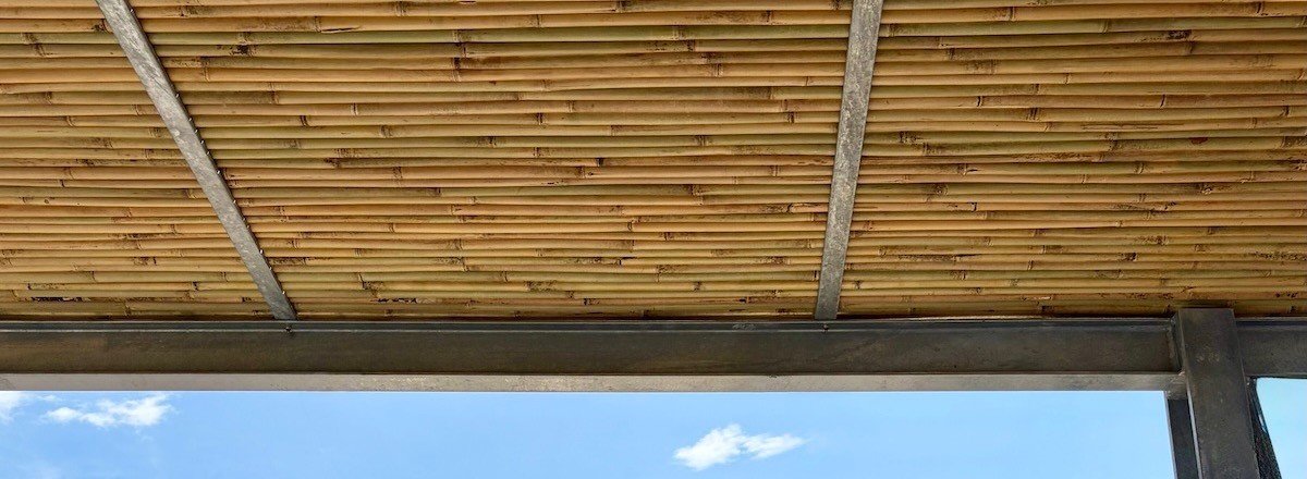 Montage einer massgefertigten Pergola Bedachung aus Tonkin Bambus durch Art-Bambus®