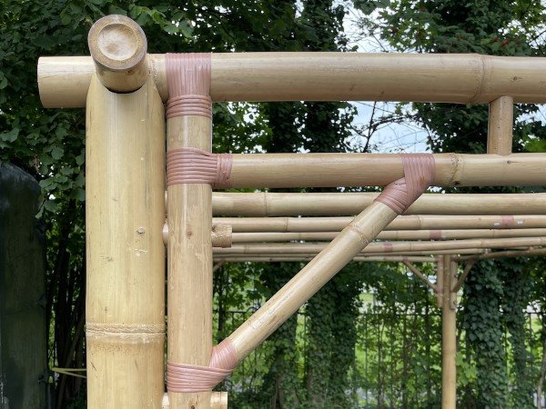 Detailansicht der stabilen Bambuskonstruktion einer Bambus Pergola aus hochwertigem Bambus aus Indonesien.