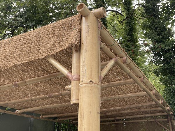 Bambus Pergola bedacht mit einer dicken Kokosmatte