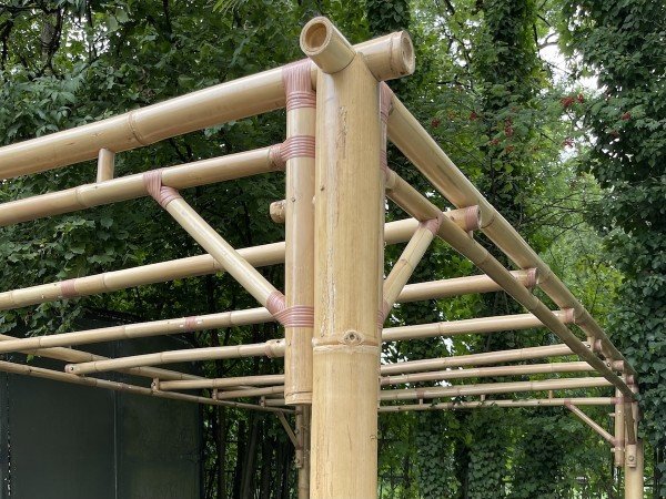Bambus Pergola als natürlicher Schattenspender für Garten, Terrasse oder Sitzplatz im Aussenbereich.