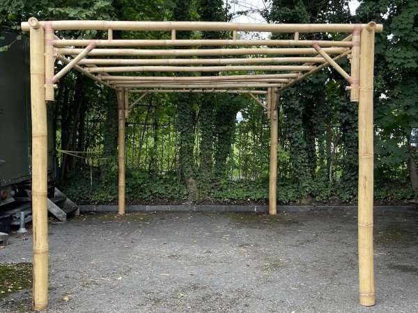 Bambus Carport aus naturbelassenem Giant Bambus in der Standardgrösse 3 × 3 m für Garten und Terrasse.