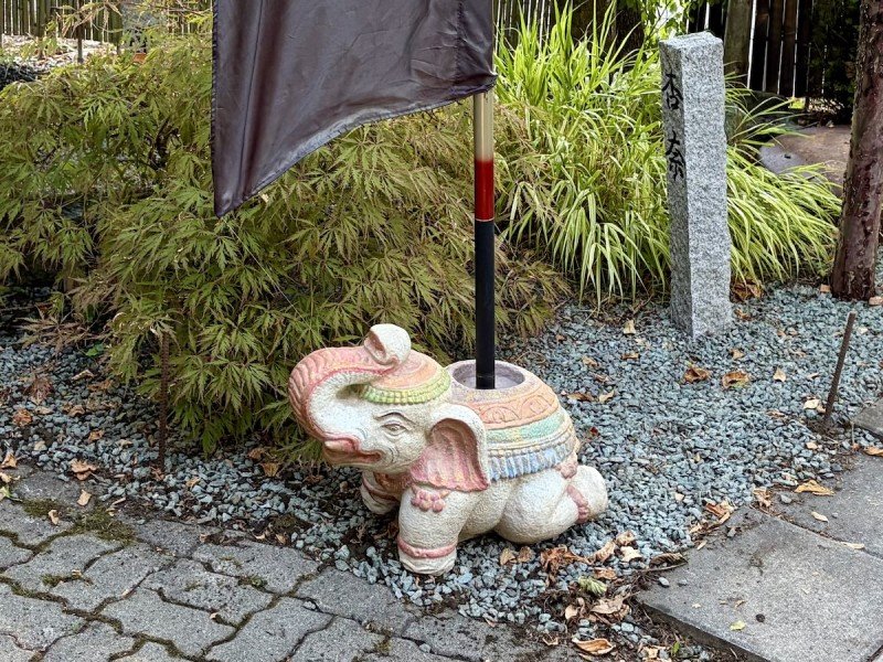 Elefant-Sockel als Sonnenschirmständer und Fahnenständer